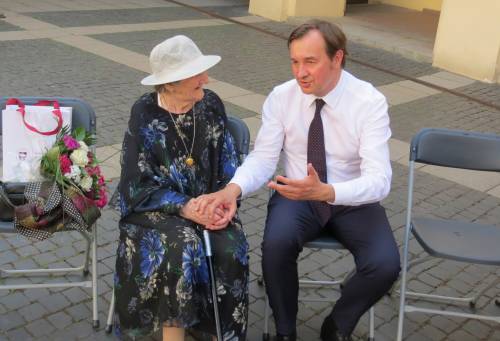 Po ceremonijos VU rektorius prof. Rimvydas Petrauskas kiemelyje prisėdo šnektelti su Eleonora Vincentina Žemaitaitiene. Linos DAPKIENĖS nuotr.