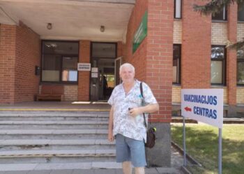 Anykščiuose atostogaujantis kaunietis Valentinas Gylys sakė, kad skiepų pralaukė apie 40 minučių.