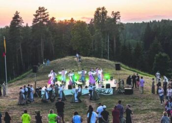 Anykštėnai Lietuvos himną giedojo su jiems gerą koncertą dovanojusiais svečiais.