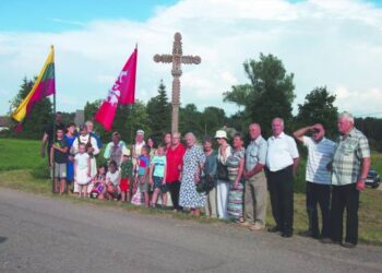 Prie 1990 metais pastatyto kryžiaus atminties žygį senuoju kaimu pradedant.  Autoriaus nuotr.