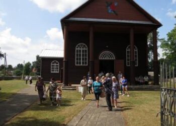 Į Škaplierinės atlaidus susirinko didelis būrys tikinčiųjų. Tituliniai atlaidai vyko su bažnytine procesija. Autorės nuotr.
