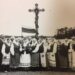 Rubikiečiai pasipuošę tautiniais drabužiais kryžiaus šventinimo metu 1990 m.
