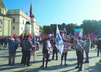 Mitinge Katedros aikštėje plazdėjo ir Anykščių vėliava Nuotr. iš Tomo BARANAUSKO archyvo