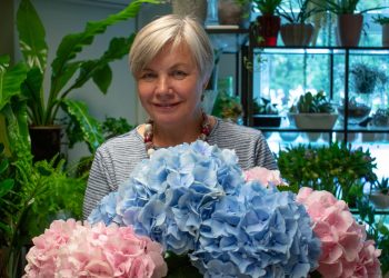 Floristė, UAB „Gėlių lanka“ savininkė Eugenija Sudeikienė sakė, kad Velykų stalui puošti tinka įvairios žydinčios gėlės, sprogstančios šakelės, dygstantys svogūniniai augalai.