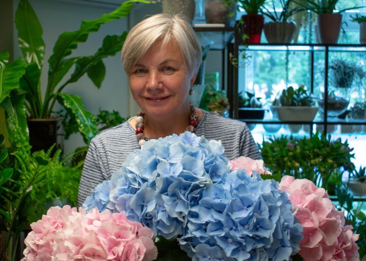 Floristė, UAB „Gėlių lanka“ savininkė Eugenija Sudeikienė sakė, kad Velykų stalui puošti tinka įvairios žydinčios gėlės, sprogstančios šakelės, dygstantys svogūniniai augalai.