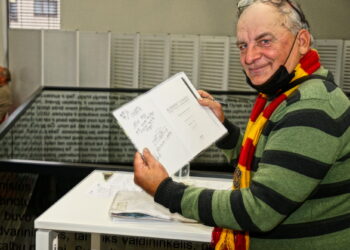 Kraštotyrininkas Raimondas Guobis per metus išleidęs net šešias knygas dalina autografus.