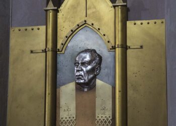 Panevėžio vyskupas Linas Vodopjanovas pašventino skulptoriaus Romualdo Inčirausko sukurtą atminimo ženklą Anykščiuose kunigavusiam ir meno kolekciją miestui dovanojusiam monsinjorui Albertui Talačkai.