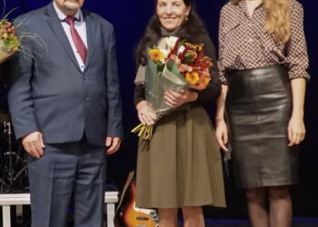 Pedagogė Vlada Dovydėnienė šiais metais išrinkta geriausia rajono mokytoja (centre). Ją sveikino Anykščių rajono meras Sigutis Obelevičius ir Anykščių rajono savivaldybės administracijos direktorė Ligita Kuliešaitė.