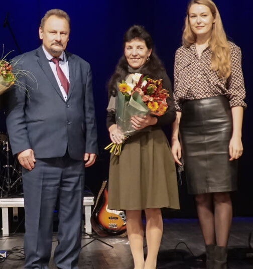Pedagogė Vlada Dovydėnienė šiais metais išrinkta geriausia rajono mokytoja (centre). Ją sveikino Anykščių rajono meras Sigutis Obelevičius ir Anykščių rajono savivaldybės administracijos direktorė Ligita Kuliešaitė.