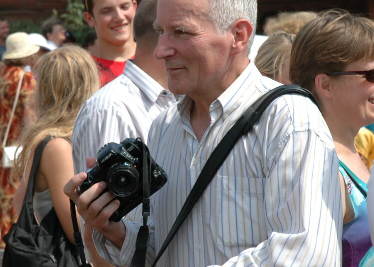 Algimantas Žižiūnas niekuomet nepamiršo Anykščių, dažnai čia lankėsi. Šioje nuotraukoje jis 2005 metų Miesto šventėje. 			   Jono JUNEVIČIAUS nuotr.