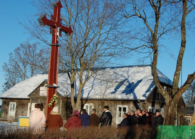 Ką tik pastatyto, gražiai atrodančio, rūpestingai sumeistrauto kryžiaus  Kunigiškiuose šventinimo akimirka 2008 metų sausio 5-ąją.