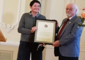 Sugiharos fondo „Diplomatai už gyvybę“ Leonido Donskio premija įteikta anykštėnui rašytojui, žurnalistui, vertėjui, visuomenininkui Rimantui Vanagui. Nuotraukoje – su L. Donskio našle Jolanta Donskiene.		 Sigučio Obelevičiaus nuotr.