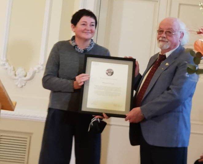 Sugiharos fondo „Diplomatai už gyvybę“ Leonido Donskio premija įteikta anykštėnui rašytojui, žurnalistui, vertėjui, visuomenininkui Rimantui Vanagui. Nuotraukoje – su L. Donskio našle Jolanta Donskiene.		 Sigučio Obelevičiaus nuotr.