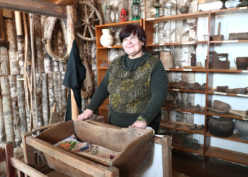 S.Šimanauskienė parodė senovinį lopšį, kurį rado negyvenamoje sodyboje, ir atvežė į kuriamą muziejų.