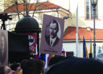 Pagarbiai iškeltas anykštėno Stepono Kairio, Vasario 16 – osios akto signataro, tikro anų laikų socialdemokrato, portretas.