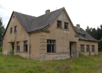 Buvusios Užunvėžių mokyklos pastatas nenaudojamas ir apleistas stovi jau 20 metų.