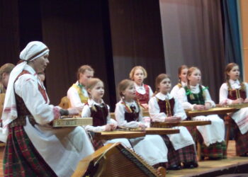 „Pasagėlės“ kanklininkių melodijos ir dainos skambėjo Svėdasų kultūros rūmų scenoje. 	       Autoriaus nuotr.