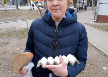 Charkovietė eilėje prie maisto.