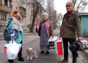 Rusijos kariuomenės atitraukimas nuo Kijevo Charkove paskatino baimes, kad Maskva pradės lemtingą Charkovo šturmą ir todėl iš miesto plūstelėjo nauja pabėgėlių banga.