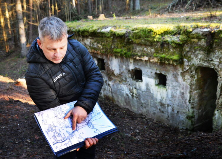Prie šio didelio bunkerio miške jau sutvarkyta aplinka, o Ramūnas Keršys rodo Pirmojo pasaulinio karo fronto žemėlapį.