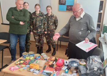 Panevėžio priešgaisrinės gelbėjimo valdybos civilinės saugos vyr. specialistas Virginijus Smailys šauliams demonstravo Išvykimo krepšio turinį.