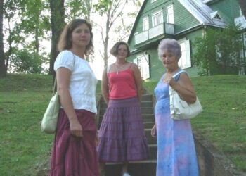Menotyrininkė Dalia Tarandaitė Anykščiuose, prie A. Baranausko ir A. Vienuolio-Žukausko memorialinio muziejaus, su mama ir seserimi (2008).
Nuotr. iš asmeninio Dalios TARANDAITĖS archyvo.