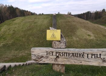 Šeimyniškėlių piliakalnio lankytojai perspėjami, kad gali būti slidu, kai šlapia, tačiau labai naudinga būtų juos įspėti užrašais ir apie sulūžusius medinius laiptus.