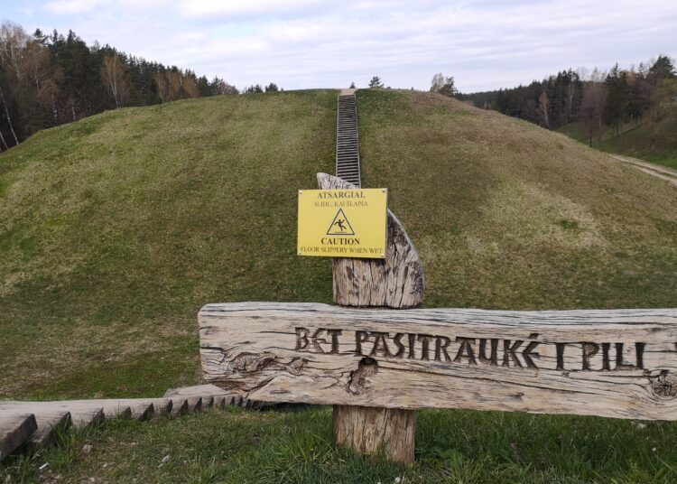 Šeimyniškėlių piliakalnio lankytojai perspėjami, kad gali būti slidu, kai šlapia, tačiau labai naudinga būtų juos įspėti užrašais ir apie sulūžusius medinius laiptus.