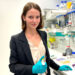 Pasvalietė Karolina Kuodytė Europos molekulinės biologijos laboratorijoje tyrinėja ląsteles. Asmeninio albumo nuotr.