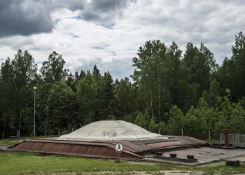 Šaltojo karo muziejus Plokštinėje, prie Platelių ežero. Čia, ir dar keliose Lietuvos vietose, sovietmečiu dislokuotos raketos galėjo nuo Žemės paviršiaus nušluoti visą Europą. Pagal Vidutinio ir mažesnio nuotolio raketų likvidavimo sutartį, tokios balistinės raketos buvo  pašalintos iš JAV ir Rusijos ginkluotės.