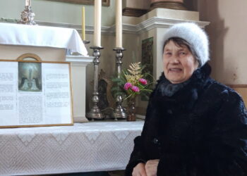 Traupietė Petronėlė Janulienė sako į bažnyčią ateinanti kasdien: tvarkyti Dievo namus jai maloni pareiga, už kurią moteris neprašo jokio atlygio.