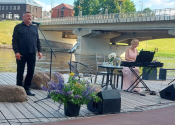 „Muzikinių pašnekesių prie Šventosios“ scena – Šventosios upės krantinė.