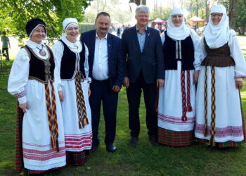 Šventės dalyvės nepraleido progos įsiamžinti su ministru Kęstučiu Navicku (centre dešinėje). Šalia ministro – Anykščių rajono savivaldybės meras Sigutis Obelevičius.
