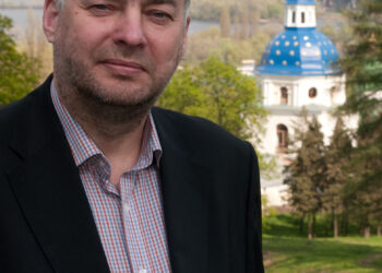 Virginijus Strolia dar taikaus Kijevo fone. Kijevo leidyklos „Baltia Druk“ bendrasavininkis, vyriausiasis redaktorius ir komercijos direktorius su AF negalėjo pasidalinti nuotraukomis iš savo veiklos metų Ukrainoje, nes apšaudomame Kijeve, leidykloje, liko kompiuteris ir fotografijos.