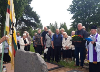 Į paminklo atidengimą Traupyje susirinko nemažas būrelis traupiečių, tremtinių, tarp kurių buvo ir Gerimantas Kaklauskas (su vėliava), Jonas Kadžionis-Bėda (su skrybėle rankoje).