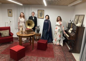 Profesionalūs scenos aktoriai – iš kairės pianistė B. Vingraitė, E. Bavikinas, R. Preikšaitė ir V. Kochanskytė pristatė operą Karvelių meilei atminti.