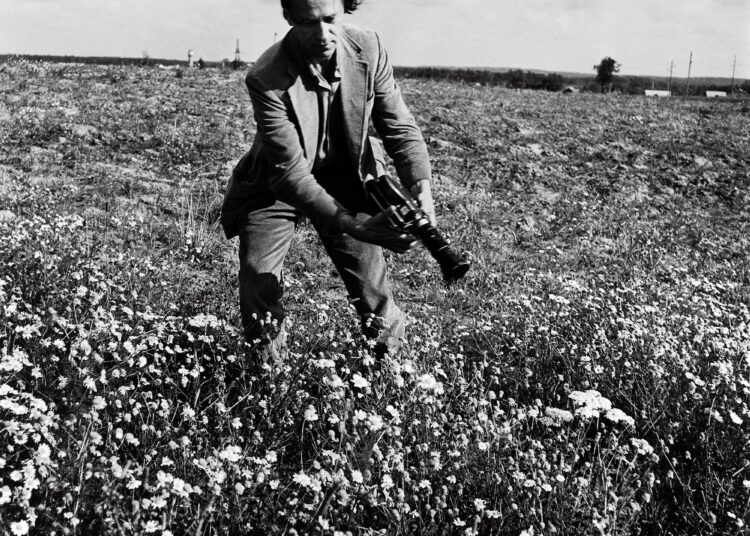 ANTANAS SUTKUS. Jonas Mekas Lietuvoje. 1971 m. Antano Sutkaus archyvas)