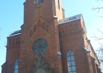Dabužių Kristaus Žengimo į dangų bažnyčia turi neogotikos bruožų, pastatas mūrinis, netinkuotas.