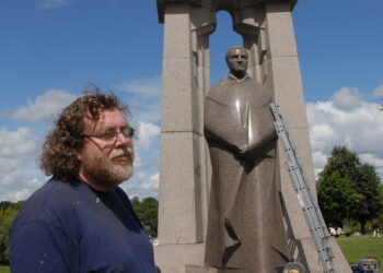 Skulptorius Artūras Sakalauskas prisimena, kad kurdamas paminklą vyskupui Antanui Baranauskui jautęs didelį anykštėnų susitelkimą ir palaikymą.