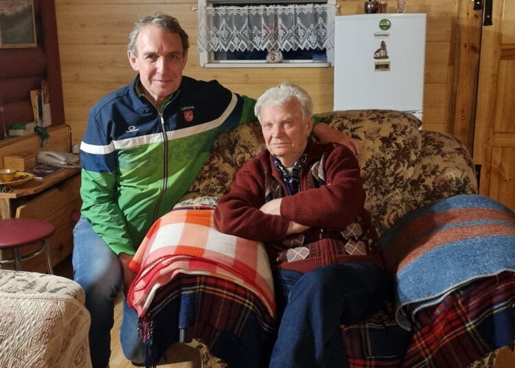 Rašytojai Antanas Drilinga ir Arvydas Juozaitis Plikiškių kaime lietingą rudens vakarą. 		              Autorės nuotr.