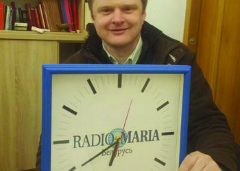 Jurijus Paninas su triukšmo nekeliančiu laikrodžiu, kurį jis sukūrė specialiai „Marijos radijui“.