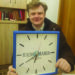 Jurijus Paninas su triukšmo nekeliančiu laikrodžiu, kurį jis sukūrė specialiai „Marijos radijui“.
