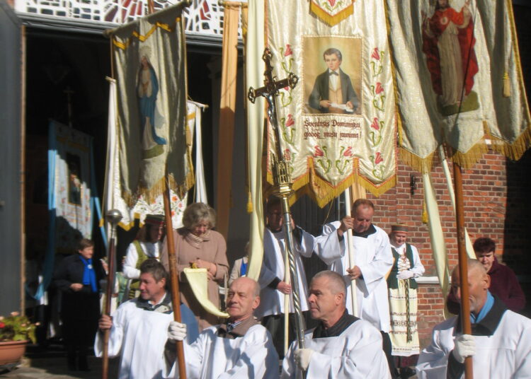 Didinga ir spalvinga Šv. Mato atlaidų procesija.