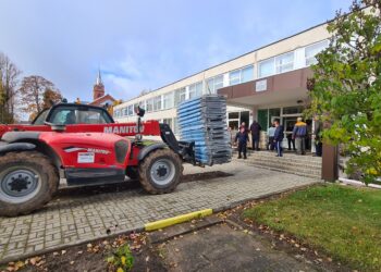 Trečiadienį į  buvusios Viešintų mokyklos pastatą pradėti gabenti baldai.
Rolando LANČICKO nuotrauka