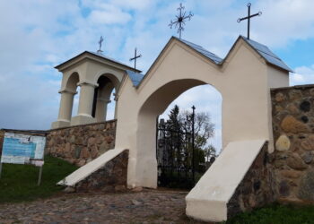 Senieji Kavarsko kapinių vartai su ornamentuotais kryžiais yra dailės paminklas.