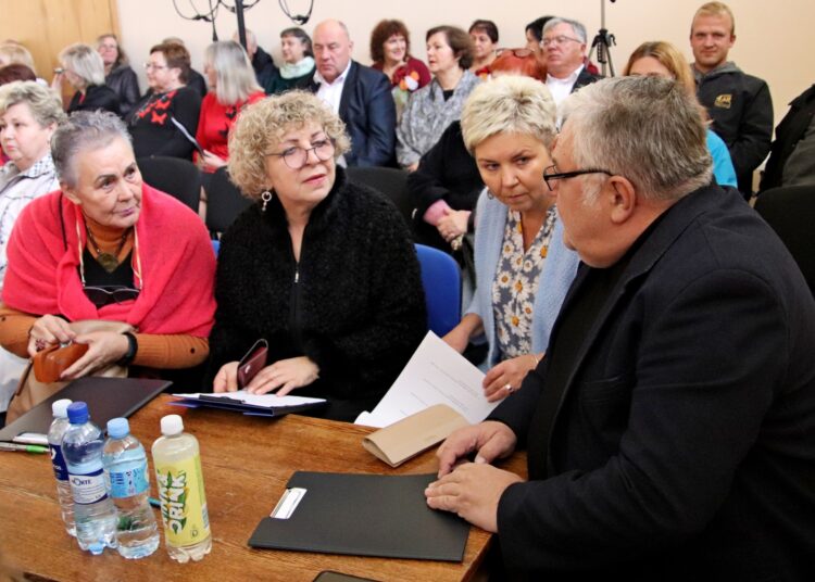 Anykščių kultūros centro direktorė Dijana Petrokaitė (viduryje) nesurado tinkamų žodžių, kodėl taip prastai jos vadovaujama įstaiga viešina net respublikinio lygio festivalius.