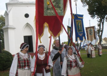Procesija žengia aplink šventovę.