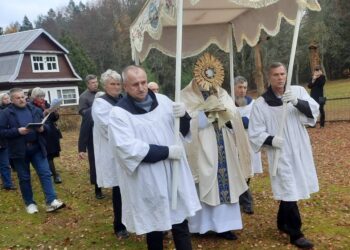 Baltumu švytinti procesija eina aplink Inkūnų bažnyčią.