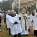 Baltumu švytinti procesija eina aplink Inkūnų bažnyčią.
