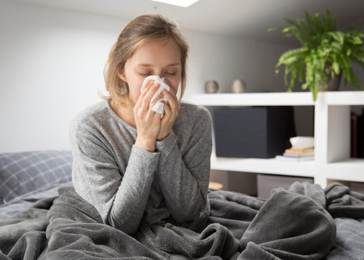 Dažniausiai koronaviruso infekcija pasireiškia karščiavimu, kosuliu, pasunkėjusiu kvėpavimu ar dusuliu, nuovargiu, raumenų skausmais, skonio ar kvapo praradimu, gerklės skausmu, sloga, pykinimu, vėmimu ar viduriavimu.  	    Nuotr. iš freepik.com